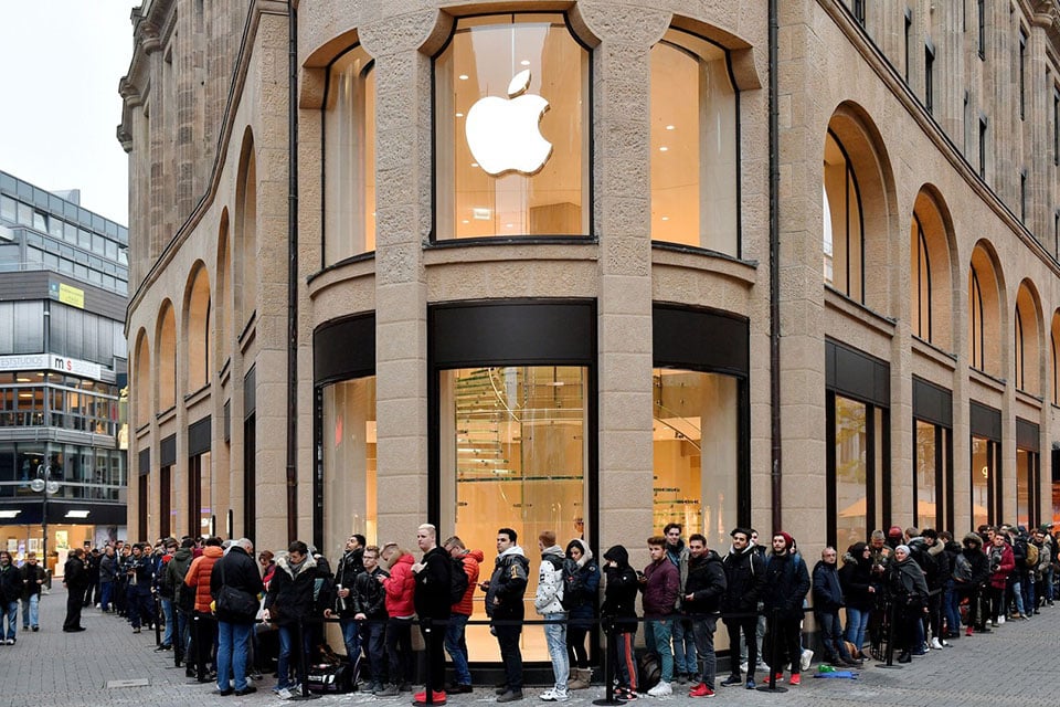 Line at Apple Store brand loyalty